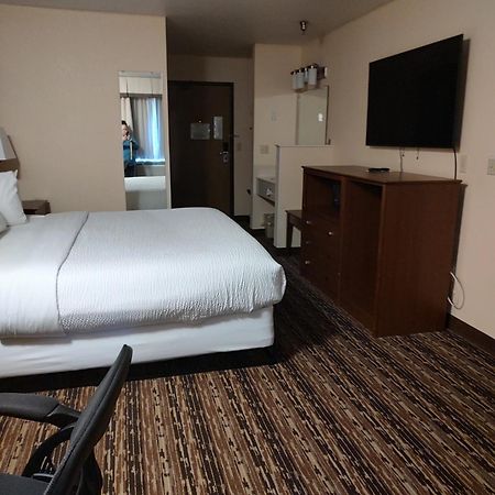 Days Inn & Suites By Wyndham Fargo 19Th Ave/Airport Dome Экстерьер фото