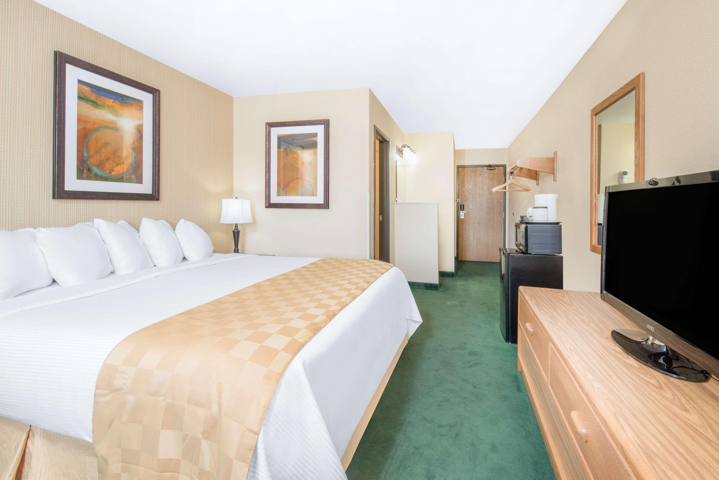 Days Inn & Suites By Wyndham Fargo 19Th Ave/Airport Dome Экстерьер фото