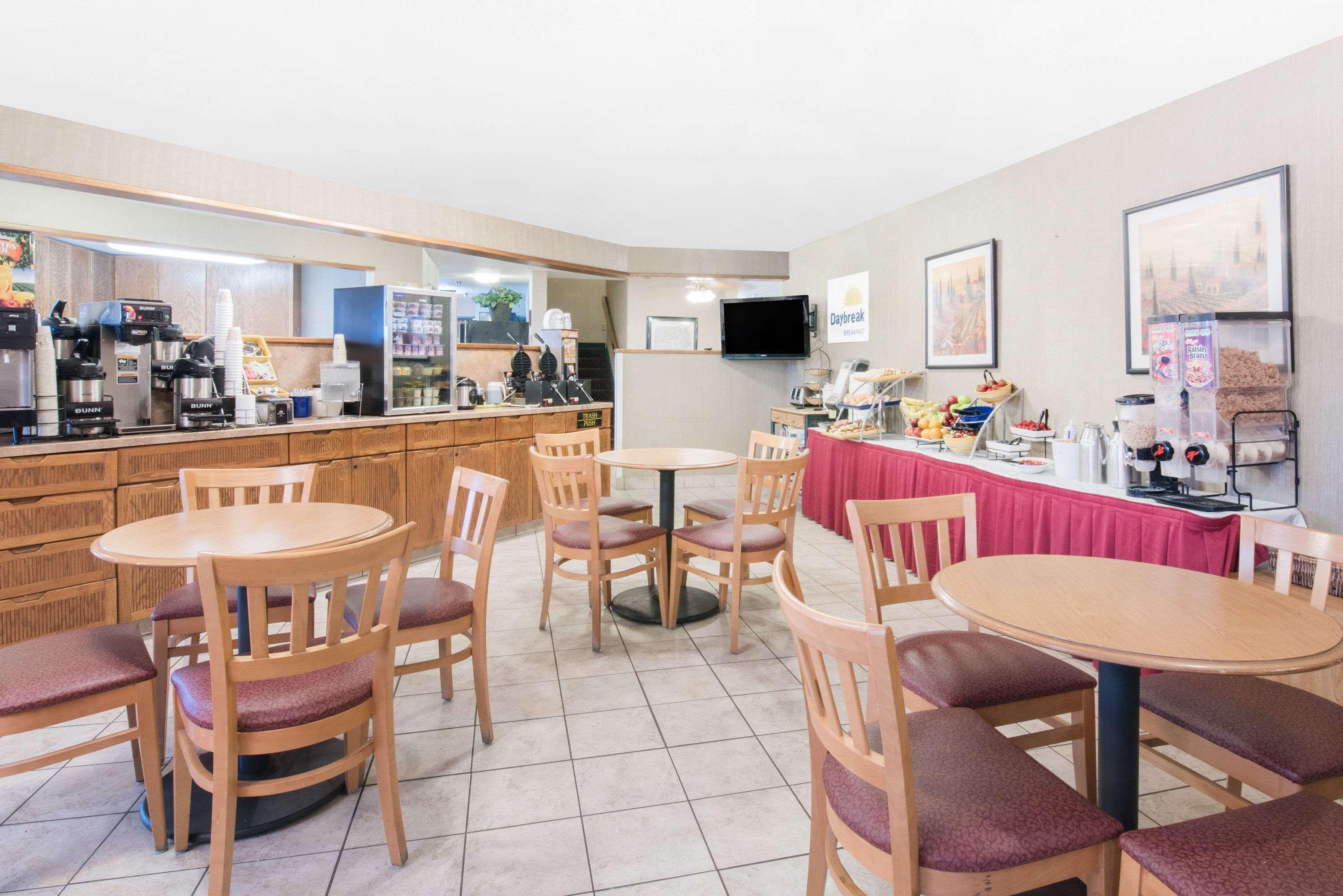 Days Inn & Suites By Wyndham Fargo 19Th Ave/Airport Dome Экстерьер фото