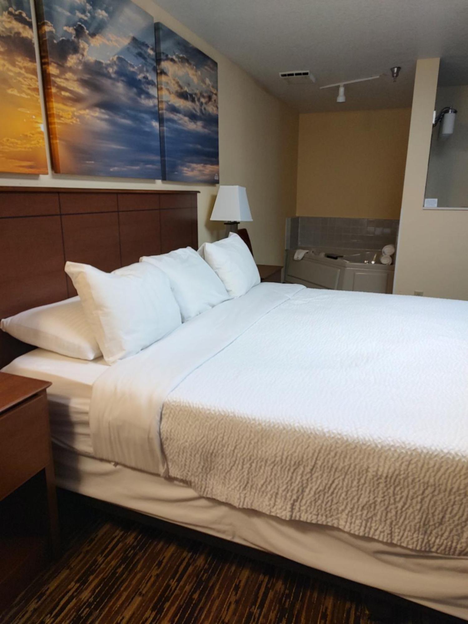Days Inn & Suites By Wyndham Fargo 19Th Ave/Airport Dome Экстерьер фото