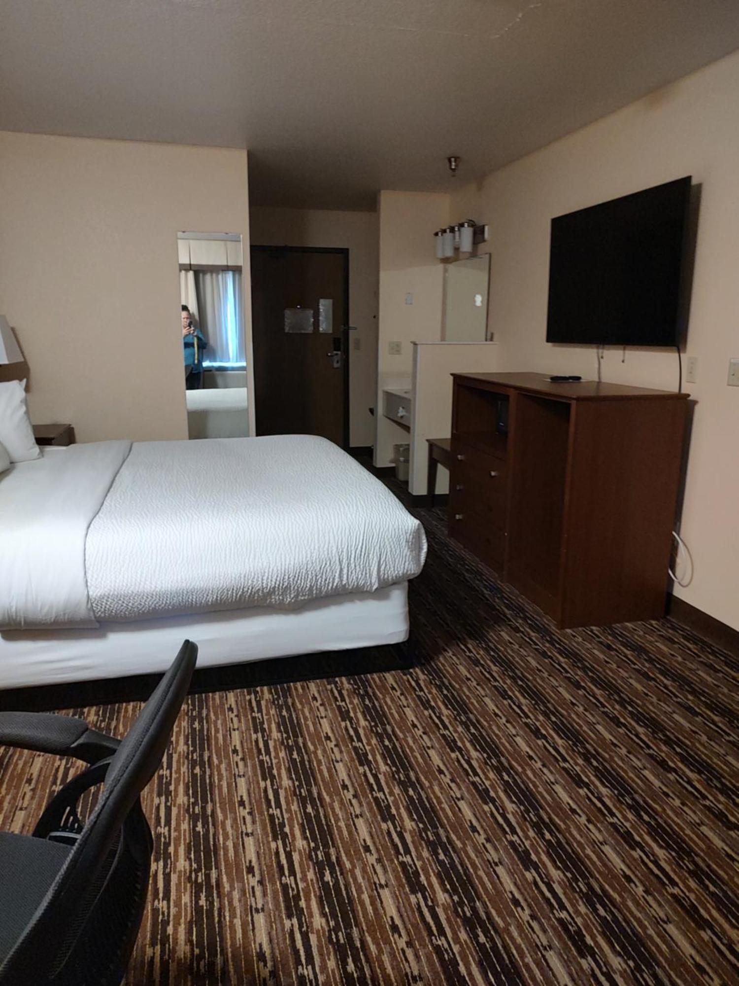 Days Inn & Suites By Wyndham Fargo 19Th Ave/Airport Dome Экстерьер фото