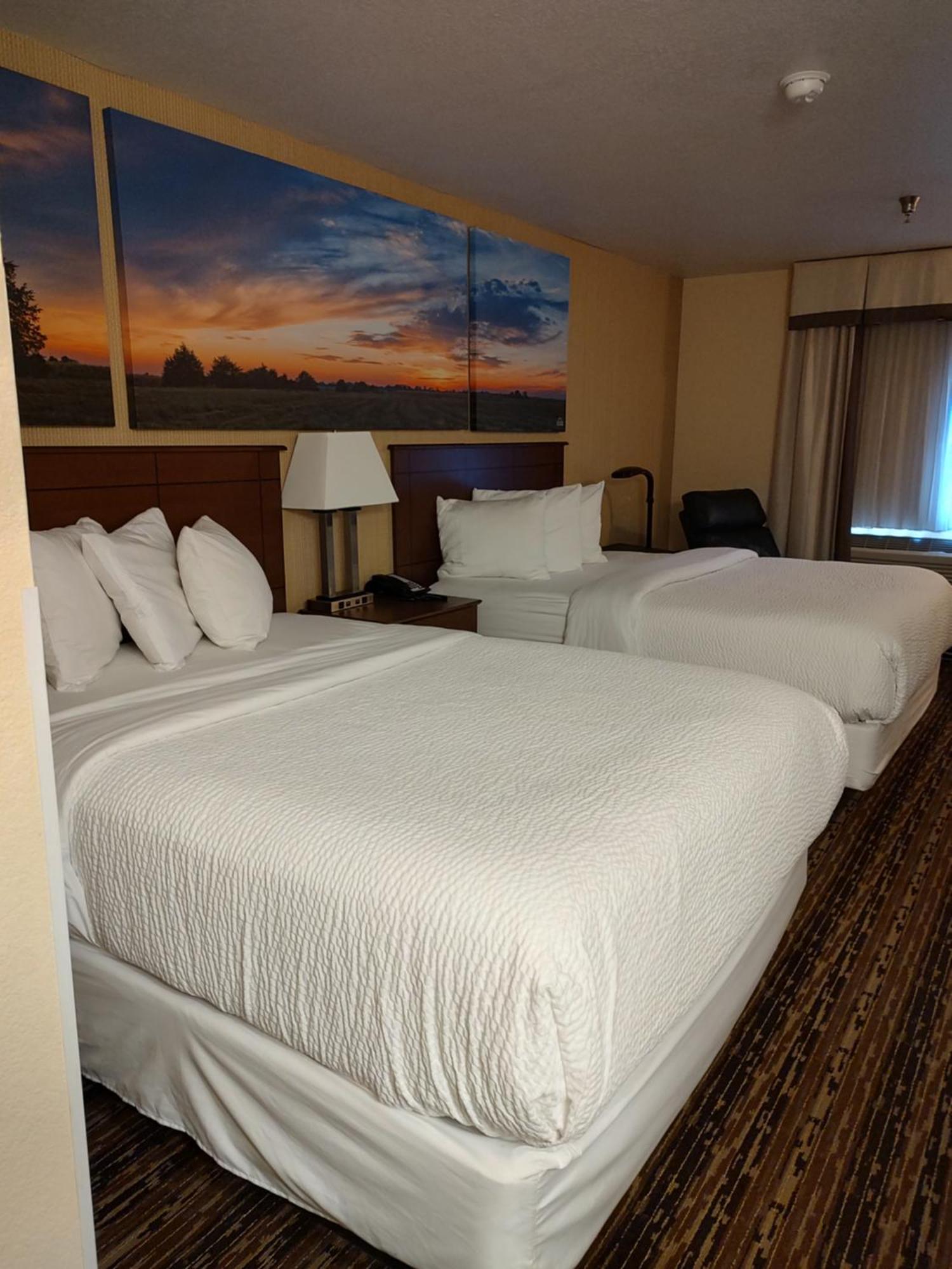 Days Inn & Suites By Wyndham Fargo 19Th Ave/Airport Dome Экстерьер фото