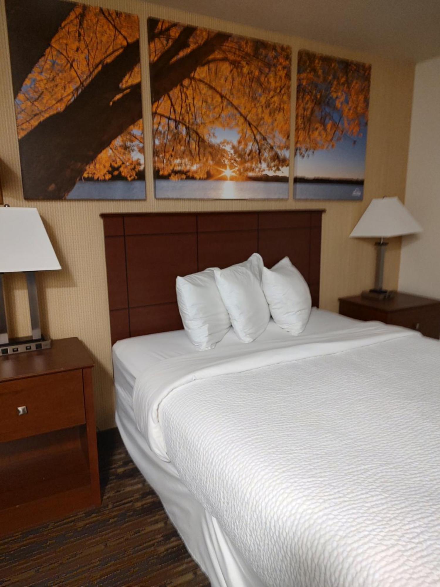 Days Inn & Suites By Wyndham Fargo 19Th Ave/Airport Dome Экстерьер фото